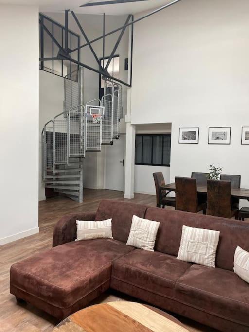 לאבאל Loft Proche Centre Ville Hotes Habitant A L Etage מראה חיצוני תמונה